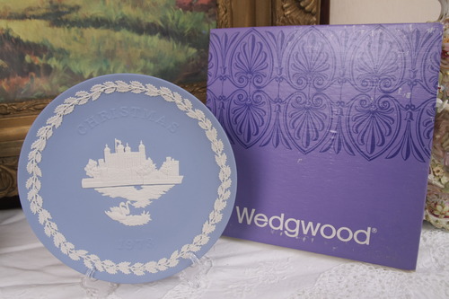 웨지우드 화이트 안 블루 제스퍼웨어 크리스마스 플레이트 Wedgwood White on Blue Jasperware CHRISTMAS 1973 Collectors Plate - in original box
