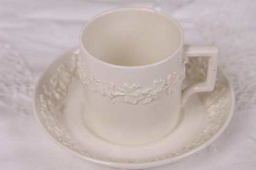 웨지우드 퀸스웨어 아이보리 안 아이보리 데미테시 &#039;에소&quot; 컵&amp;소서 Wedgwood Embossed Queensware Ivory on Ivory Demitasse (After Dinner Coffee) Cup &amp; Saucer circa 1940 - 1974.