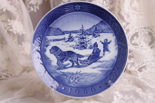로얄 코펜하겐 &quot;Christmas Holidays&quot; 크리스마스 플레이트 Royal Copenhagen Christmas Plate &quot;Christmas Holidays&quot; 1986