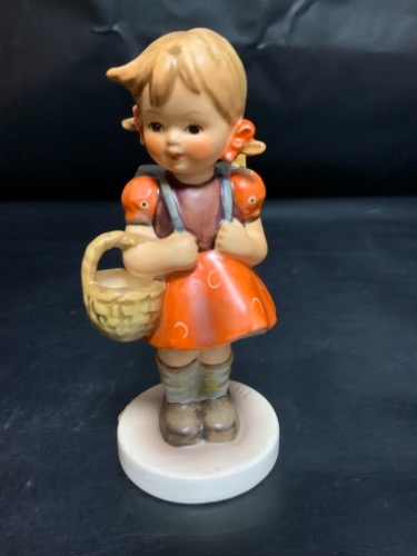 헴멜 (괴벨) 학교 소녀 피겨린  Hummel (Goebel) School Girl Figurine TMK-5 (1972-1979)