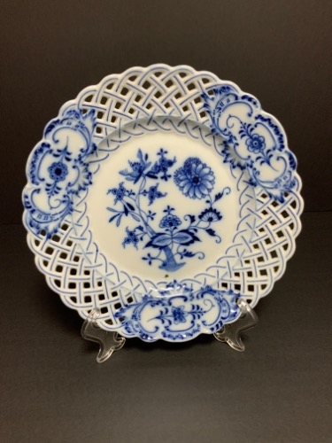 Carl Teichert (마이센) 투각 &quot;블루 어니언) 플레이트 Carl Teichert (Meissen) Pierced &quot;Blue Onion&quot; Plate circa 1900