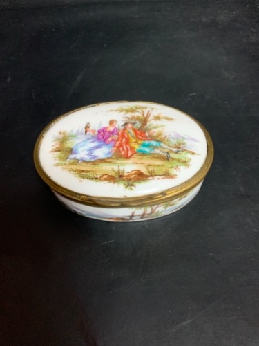 Samson, Edmé et Cie 핸드페인트 마이센 스너프/약 박스  Samson, Edmé et Cie Hand Painted Meissen Snuff / Pill Box circa 1860