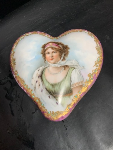 Tressemanes &amp; Vogt  리모지 초상화 하트 모양 드레서 박스 Tressemanes &amp; Vogt Limoges Portrait Heart Shaped Dresser Box circa 1890