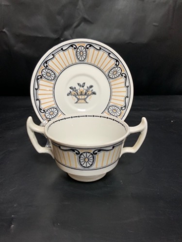 웨지우드 에트루리아 &quot;치펜델&quot; 투핸들 컵&amp;소서  Wedgwood Etruscan &quot;Chippendale&quot; 2 Handled Cup &amp; Saucer circa 1900