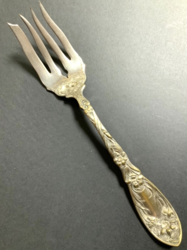 Oxford 실버 플레이트 &quot;수선화&quot; 페턴 육류 서빙 포크 Oxford Silver Plate &quot;Narcissus&quot; Meat Serving Fork circa 1908
