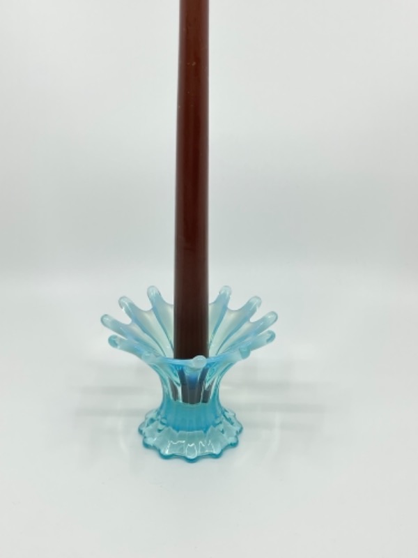포스토리아 &quot;Heirloom&quot; 블루 오팔레슨 (유백색) 아트 글래스 촛대 Fostoria &quot;Heirloom&quot; Blue Opalescent Art Glass Candlestick circa 1959-1962