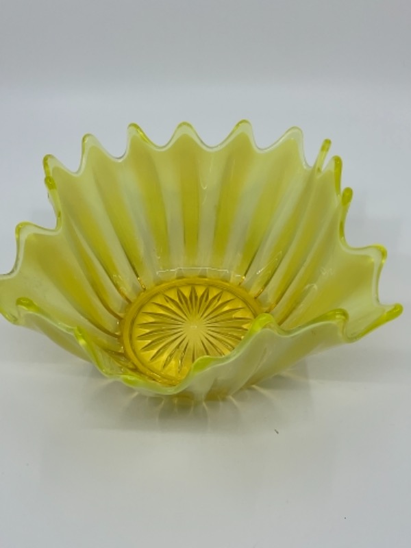 포스토리아 &quot;Heirloom&quot; 옐로우 (노랑) 오팔레슨 (유백색) 아트 글래스 행커칩프 보울 Fostoria &quot;Heirloom&quot; Yellow Opalescent Art Glass Handkerchief Bowl circa 1959-1962