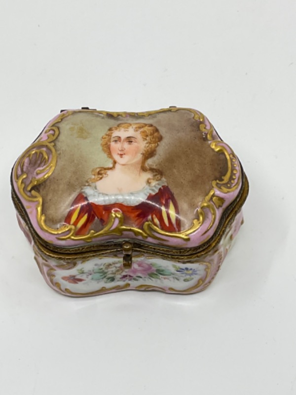 19세기 프렌치 핸드페인트 힌지 도자기 박스 19th C. French Hand Painted Hinged Porcelain Box circa 1880