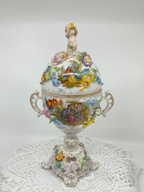 Carl Thieme 핸드페인트 커버 항아리 W/ 적용된 플라워와 천사 손잡이 Carl Thieme Hand Painted Covered Urn w/ Applied Flowers and Cherub Finial circa 1900