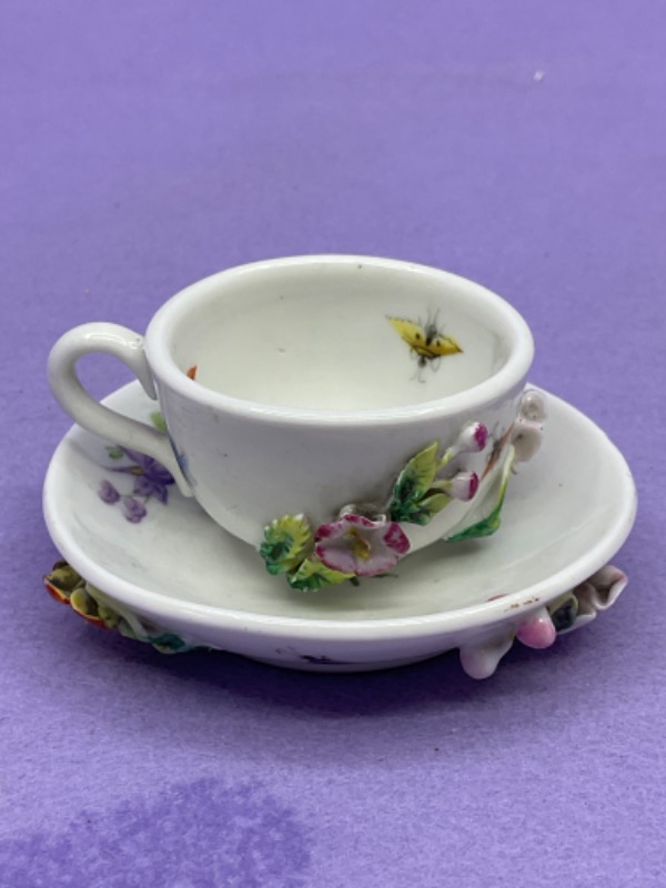 Sitzendorf 미니어쳐 핸드페인트 적용된 플라워 컵 &amp; 소서 Sitzendorf Miniature Hand Painted Applied Flower Cup &amp; Saucer circa 1884 - 1902