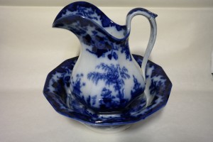 플로우 블루 워시 볼 &amp; 피쳐 (1830) Flow blue Wash bowl and pitcher (circa 1830) by Samuel Alcock &quot;scinde&quot; pattern