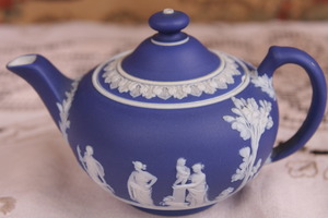 웨지우드 스몰 닥크 블루 제스퍼웨어 티팟 &quot; 데미지&quot; Wedgwood Small Dark Blue Jasperware Teapot circa 1960 - AS IS - (Small Chip on lid)