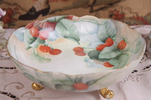 A Klingenberg 리모지 핸드페인트 발다린 볼 A Klingenberg Limoges Hand Painted 3 Footed Bowl circa 1890 - 1910