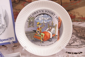 웨지우드  1971 기념 플레이트-어린이 스토리 Wedgwood 1971 Collectors Plate - Childrens Story (in box).