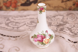 로얄 알버트 &quot;올드 컨트리 장미&quot; 작은 버드 꽃병 Royal Albert &quot;Old Country Roses&quot;  Small Bud Vase