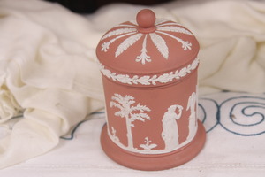 웨지우드 제스퍼웨어 테라카타 !!매우 귀한!! 커버 잘  Wedgwood Jasperware White on Terra Cotta (Rare) Covered Jar 1957