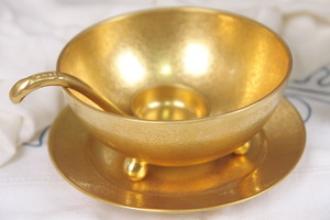 피카드 에칭 금장 세발달린 볼/언더플레이트/국자 Pickard Etched Gold 3 Legged Sauce Bowl with Underplate and Ladle circa 1919 - 1922. 