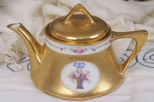 피카드 에칭 골드 티팟 바바리언 블랜크 Pickard Etched Gold Teapot on Bavarian Blank. Artist SIgned A Richter circa 1912 - 1922