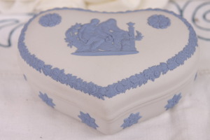 웨지우드 제스퍼웨어 블루 안 화이트 하트 커버 드레서 박스 Wedgwood Jasperware Blue on White Heart Covered Dresser Box.circa 1974