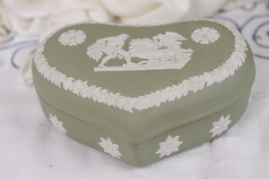 웨지우드 제스퍼웨어 화이트 안 그린 하트 커버 드레서박스 Wedgwood Jasperware White on Green Heart Covered Dresser Box.circa 1974
