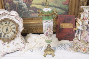 빅토리언 프랜치 서버 스타일 항아리 금속베이스와 핸들 트림 Victorian French Sevres Style Urn with metal base and handled rim circa 1880