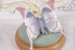 야드로 Lladro &quot;A 순간의 휴식&quot; 나비 오리지널 디스플레이 받침대  Moments Rest&quot; Butterfly on Original Display Pedestal from 1990