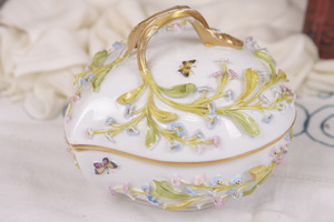 Carl Teichert  (마이센 오븐 /도자기 공장) 하트 모양 드레서 박스 Carl Teichert (Meissen Oven and Porcelain Manufactory)  Heart Shaped Dresser Box with Applied Flowers circa 1882 - 1929