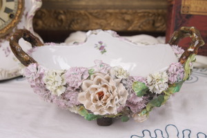 빅토리언 투핸들 센터볼 / 응용 플라워 도자기 바구니 Victorian 2 Handled Centerbowl with HEAVY Applied Flowers circa 1900 - AS IS