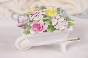 로얄 돌턴 도자기 일륜차 /응용 꽃 Royal Doulton Porcelain Wheelbarrow with Applied Flowers circa 1960