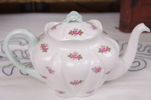 쉘리 그린 &quot;장미봉우리 &quot; 티팟 Shelley Green &quot; Rosebud&quot; Tea Pot in Dainty Shape circa 1930