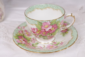JH Middleton의 델파인 컵과 받침 1930 - 1941 /  JH Middleton &quot;Delphine&quot; Cup &amp; Saucer in the Lovely Orchard Pattern circa 1930 - 1941