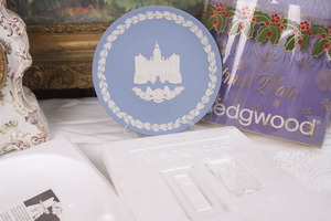 웨지우드 화이트 안 블루 제스퍼웨어 크리스마스 플레이트 Wedgwood White on Blue Jasperware CHRISTMAS 1978 Collectors Plate - in original box