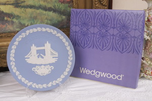 웨지우드 화이트 안 블루 제스퍼웨어 크리스마스 플레이트 Wedgwood White on Blue Jasperware CHRISTMAS 1975 Collectors Plate - in original box