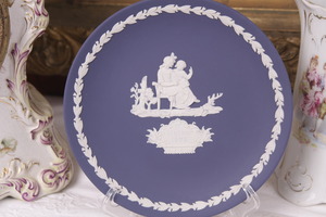 웨지우드 아이보리 안 다크 블루 제스퍼웨어 &quot;어머니&quot; 기념 플레이트  Wedgwood Ivory on Dark Blue  Jasperware &quot;Mother&quot; Commemorative Plate for 1975