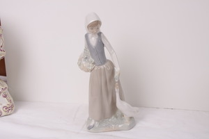 Nao의 &quot;소녀와 오리&quot; / Nao &quot;Girl with Duck&quot; Figurine