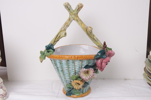  이탈리아 마졸의 꽃장식 바구니 1900 / Italian Majolica Basket with attached Flowers circa 1900