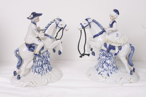 백마탄 소년과 소녀 피겨린 19세기 / 19th C. Blue &amp; White Mantle Figurines of Boy and Girl on Horses