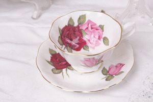 로얄 알버트 &quot;장미&quot; 컵과 받침 1950 / Royal Albert &quot;Roses&quot; Cup &amp; Saucer circa 1950