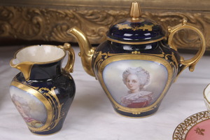 19세기 Sevres Chateau de Tuleries Cobalt &quot;마리앙트와네트&quot; 티팟과 크리머 1840 / 19th C. Sevres Chateau de Tuleries Cobalt  &quot;Marie Antounette&quot; Individual Teapot &amp; Creamer circa 1840