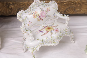 드레스덴과 마이센 꽃 모양이 적용된 이인용 의자 모양의 독일 도자기 1900 / Germany Porcelain Love Seat w/ Applied Flowers in Meissen/Dresden Style circa 1900