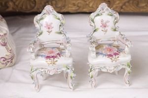 드레스덴과 마이센 꽃 모양이 적용된 한쌍의 의자 모양의 독일 도자기 1900 / Pair of German Porcelain Chairs w/ Applied Flowers in Dresden/Meissen Style circa 1900