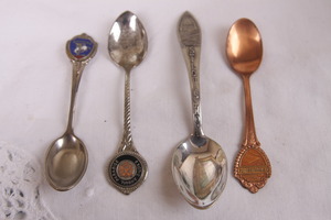 4개의 기념 스푼(2개 미주리주, 1개 뉴 햄프셔, 1개 와오밍) / 4 Vintage Souviner Spoons (2 Missouri, 1 New Hamphsire, 1 Wyoming)