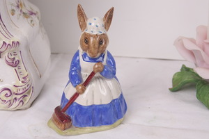 로얄 돌턴 버니킨스 피겨린 &quot;Clean Sweep D86&quot; 1972 / Royal Doulton Bunnykins Figurine &quot;Clean Sweep D86&quot; dtd 1972