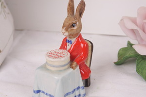 로얄 돌턴 버니킨스 피겨린 &quot;Happy Birthday Bunnykins D21&quot; 1982 / Royal Doulton Bunnykins Figurine &quot;Happy Birthday Bunnykins D21&quot; dtd 1982