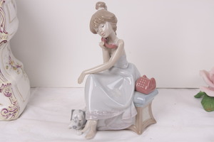Lladro 피겨린 &quot;수다쟁이 소녀&quot; 1988 / Lladro Figurine &quot;Chit Chat Girl&quot; Introduced in 1988 - 20% OFF!!!