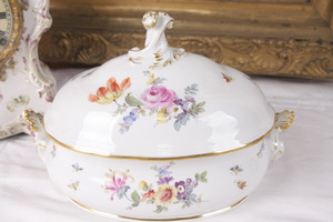 19세기 마이센 플라워 미디음 타원형 트린w/로코코 손잡이 19th C. Meissen Scattered Flowers Medium Oval Covered Tureen w/ Rococo Finial (1815 - 1924 Mark)