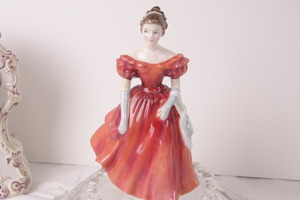 로얄 돌턴 피겨린 &quot;매력 있는&quot; Royal Doulton Figurine &quot;Winsome&quot; HN 2220 circa 1959