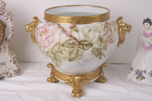 Delinieres 리모지 핸드페인트 Jardiniere 사자머리핸들w/받침대  Delinieres Limoges Hand Painted Jardiniere w/ Lions Head Handles and Footed Base dated 1893
