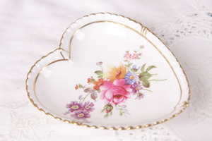 로얄 크라운 덜비 하트 쉐입 핀 디쉬 w/드레스덴 플라워 Royal Crown Derby Heart Shaped Pin Dish w/ Dresden Flowers circa 1921 - 1964