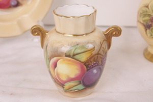 앤슬리 핸드페인트 과일 미니 꽃병 N. Brunt  서명  Aynsley Hand Painted Fruit Mini Vase signed N. Brunt circa 1959